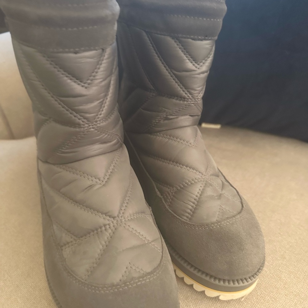 Waterproof Ugg boots!